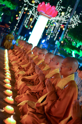 Đêm Hoa Đăng vía Phật A Di Đà