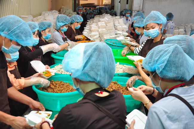 Đêm Hoa Đăng vía Phật A Di Đà