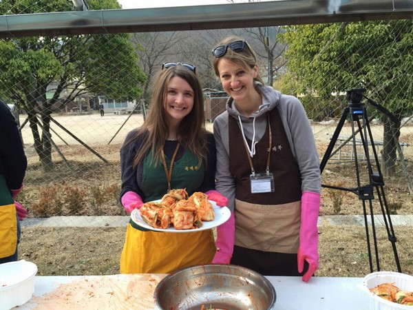 Hàn Quốc Chùa Hongbeopsa hướng dẫn người nước ngoài làm Kim chi