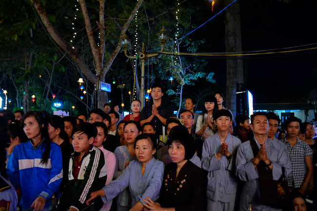 Đêm Hoa Đăng vía Phật A Di Đà