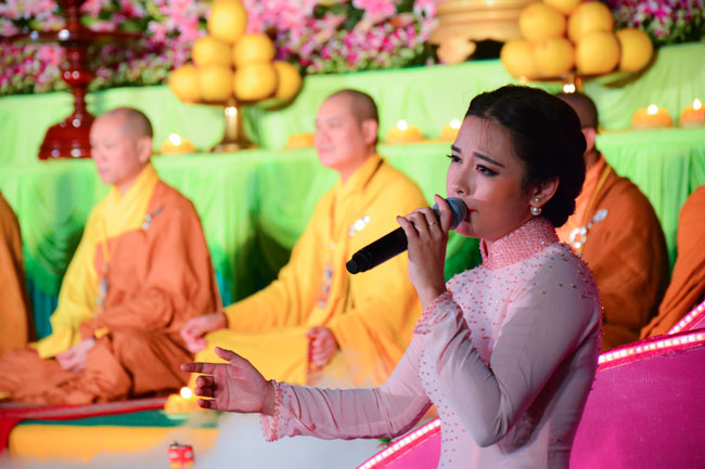 Đêm Hoa Đăng vía Phật A Di Đà