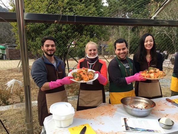 Hàn Quốc Chùa Hongbeopsa hướng dẫn người nước ngoài làm Kim chi