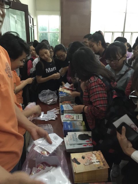 Quỹ Đạo Phật Ngày Nay: Trao 100 học bổng cho sinh viên trường Đại Học KHXH&amp;NV TP. HCM năm 2015