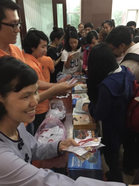 Quỹ Đạo Phật Ngày Nay: Trao 100 học bổng cho sinh viên trường Đại Học KHXH&amp;NV TP. HCM năm 2015