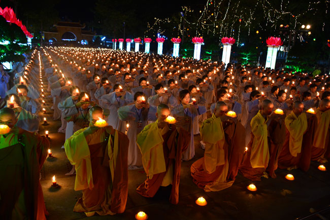 Đêm Hoa Đăng vía Phật A Di Đà
