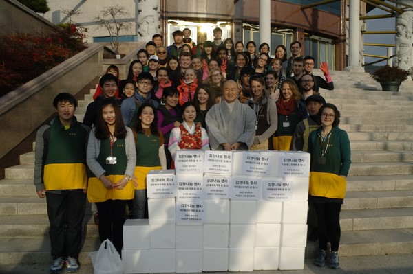 Hàn Quốc Chùa Hongbeopsa hướng dẫn người nước ngoài làm Kim chi