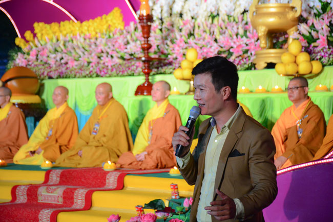 Đêm Hoa Đăng vía Phật A Di Đà