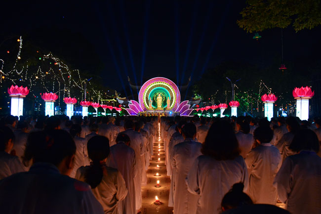 Đêm Hoa Đăng vía Phật A Di Đà