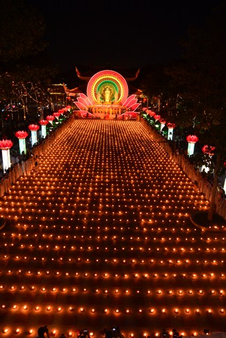 Đêm Hoa Đăng vía Phật A Di Đà