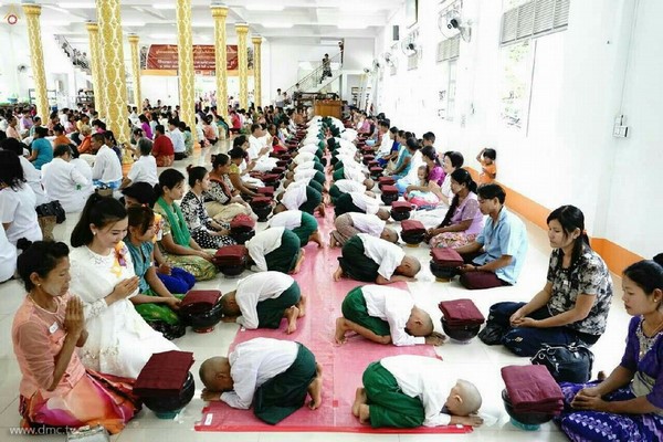Chùm ảnh Lễ xuất gia gieo duyên thành phố Dawei, Đông Nam Myanmar.