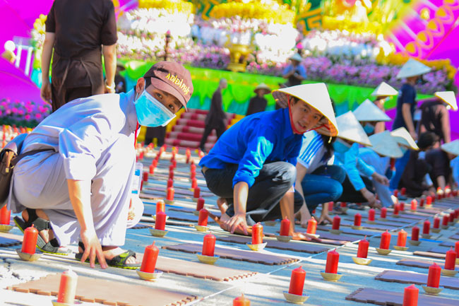 Đêm Hoa Đăng vía Phật A Di Đà