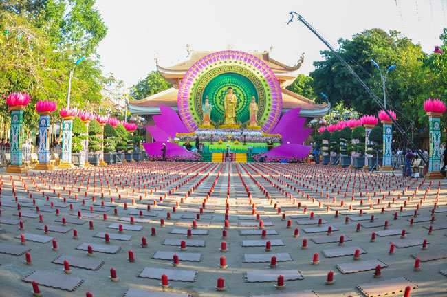 Đêm Hoa Đăng vía Phật A Di Đà