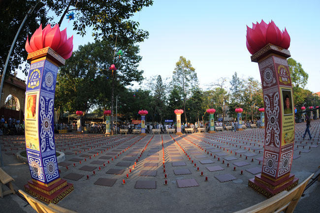 Đêm Hoa Đăng vía Phật A Di Đà