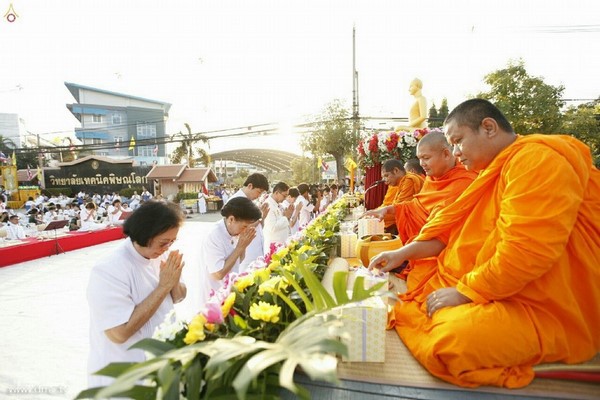 Thái Lan: Phật Giáo Tỉnh Phitsanulok tổ chức Lễ hội cúng dường tứ sự cho ba nghìn vị  Tăng