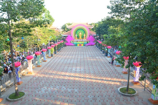 Đêm Hoa Đăng vía Phật A Di Đà