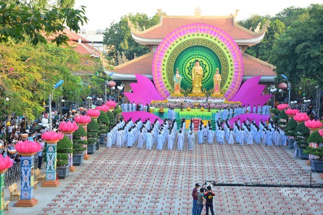 Đêm Hoa Đăng vía Phật A Di Đà