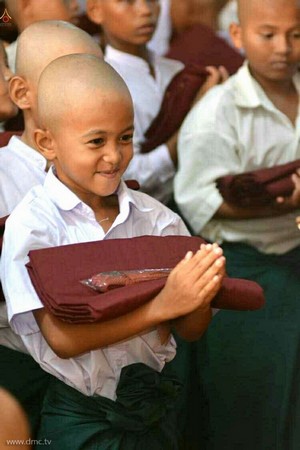 Chùm ảnh Lễ xuất gia gieo duyên thành phố Dawei, Đông Nam Myanmar.