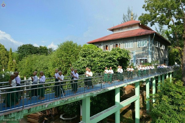 Chùm ảnh Lễ xuất gia gieo duyên thành phố Dawei, Đông Nam Myanmar.