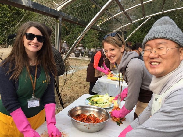 Hàn Quốc Chùa Hongbeopsa hướng dẫn người nước ngoài làm Kim chi