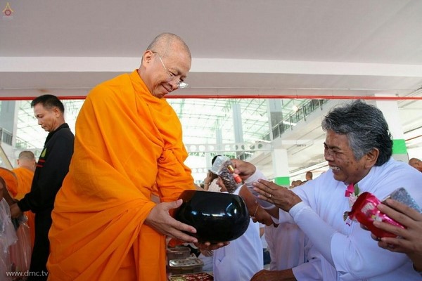 Chùm ảnh Dâng y Kathina tại Tỉnh Pathum Thani, Thái Lan