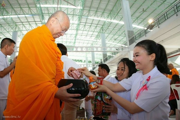 Chùm ảnh Dâng y Kathina tại Tỉnh Pathum Thani, Thái Lan