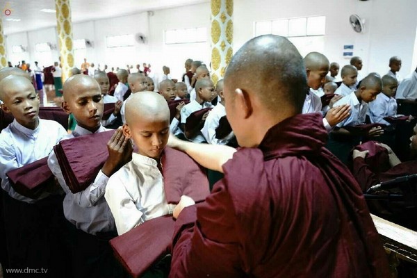 Chùm ảnh Lễ xuất gia gieo duyên thành phố Dawei, Đông Nam Myanmar.