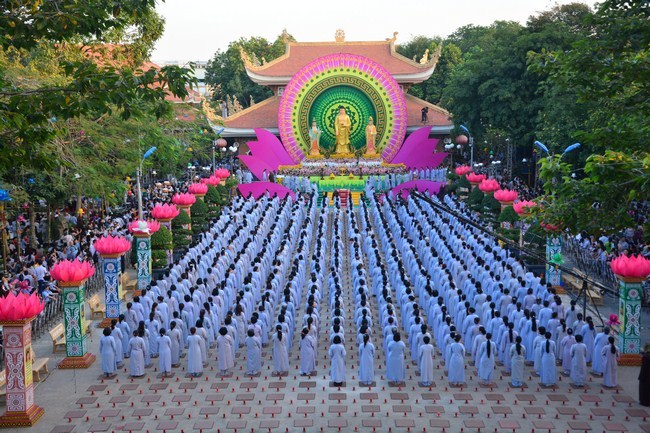 Đêm Hoa Đăng vía Phật A Di Đà