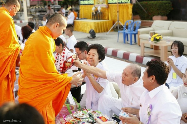 Thái Lan: Phật Giáo Tỉnh Phitsanulok tổ chức Lễ hội cúng dường tứ sự cho ba nghìn vị  Tăng