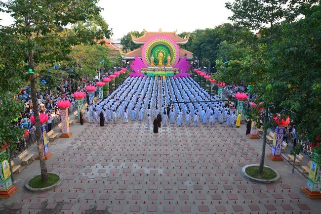 Đêm Hoa Đăng vía Phật A Di Đà