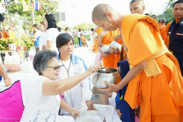 Thái Lan: Phật Giáo Tỉnh Phitsanulok tổ chức Lễ hội cúng dường tứ sự cho ba nghìn vị  Tăng