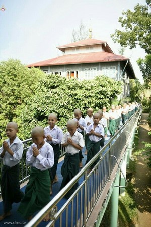 Chùm ảnh Lễ xuất gia gieo duyên thành phố Dawei, Đông Nam Myanmar.