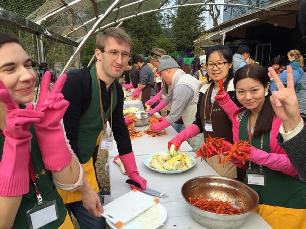 Hàn Quốc Chùa Hongbeopsa hướng dẫn người nước ngoài làm Kim chi