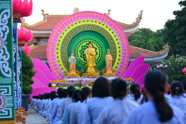 Đêm Hoa Đăng vía Phật A Di Đà