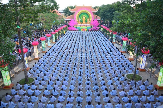 Đêm Hoa Đăng vía Phật A Di Đà