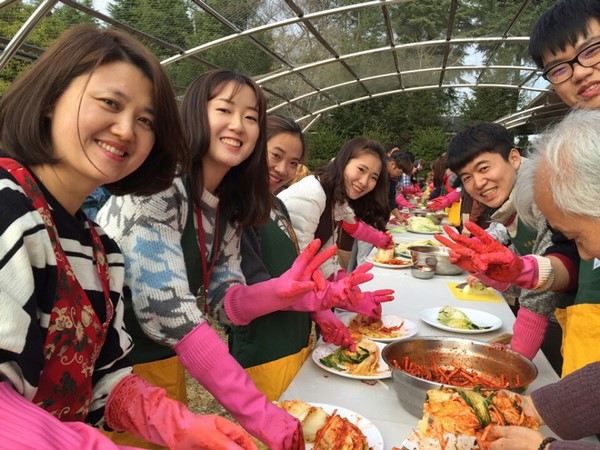 Hàn Quốc Chùa Hongbeopsa hướng dẫn người nước ngoài làm Kim chi