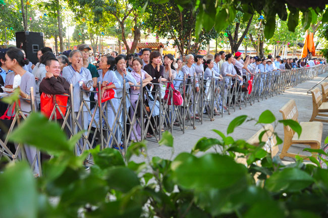 Đêm Hoa Đăng vía Phật A Di Đà