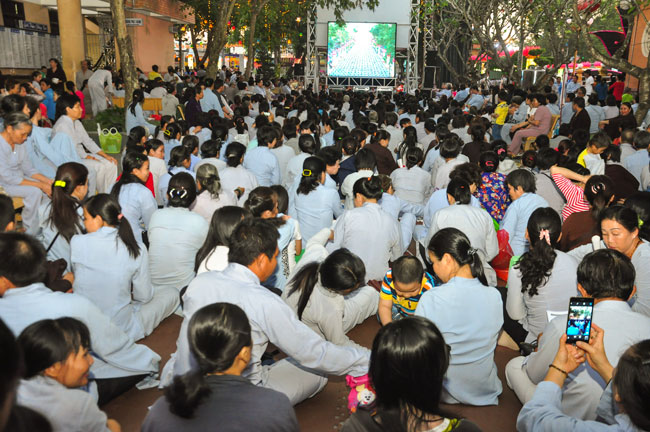 Đêm Hoa Đăng vía Phật A Di Đà