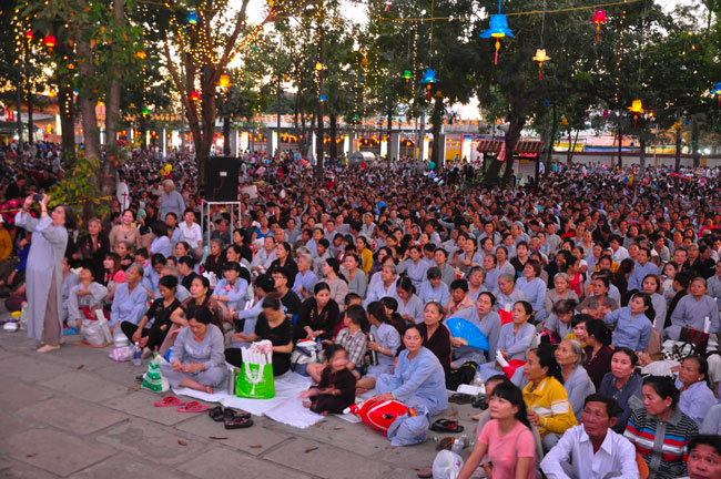 Đêm Hoa Đăng vía Phật A Di Đà