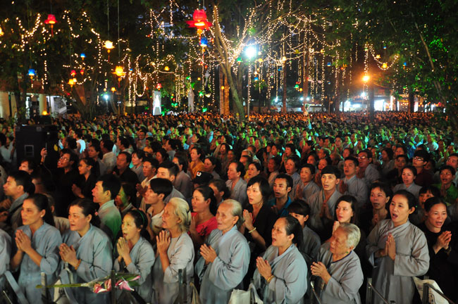Đêm Hoa Đăng vía Phật A Di Đà