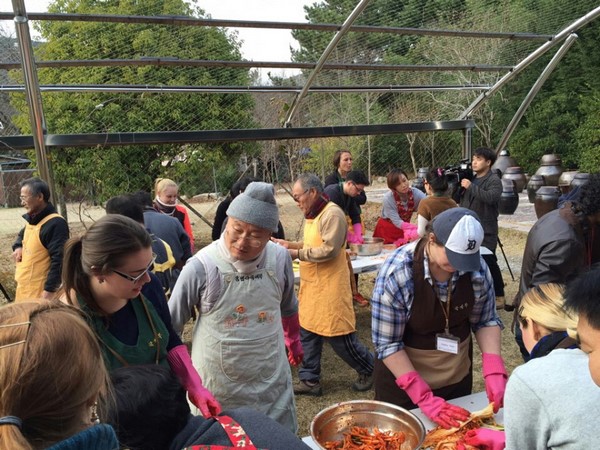 Hàn Quốc Chùa Hongbeopsa hướng dẫn người nước ngoài làm Kim chi