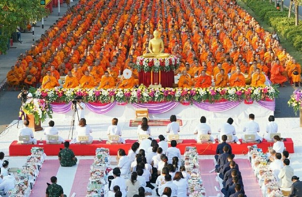 Thái Lan: Phật Giáo Tỉnh Phitsanulok tổ chức Lễ hội cúng dường tứ sự cho ba nghìn vị  Tăng