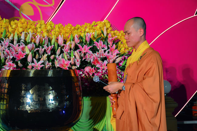 Đêm Hoa Đăng vía Phật A Di Đà