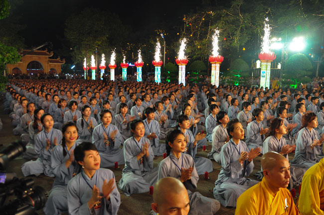 Đêm Hoa Đăng vía Phật A Di Đà