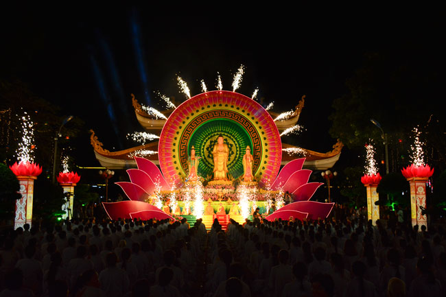 Đêm Hoa Đăng vía Phật A Di Đà