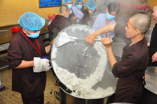 Đêm Hoa Đăng vía Phật A Di Đà