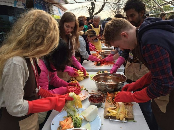 Hàn Quốc Chùa Hongbeopsa hướng dẫn người nước ngoài làm Kim chi