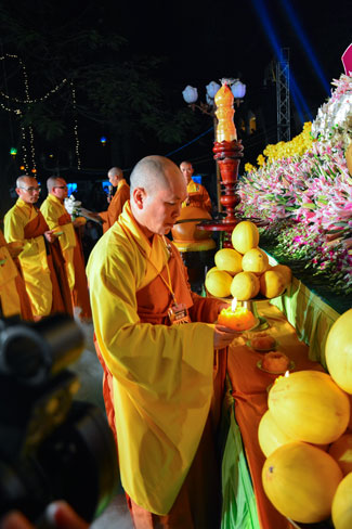 Đêm Hoa Đăng vía Phật A Di Đà