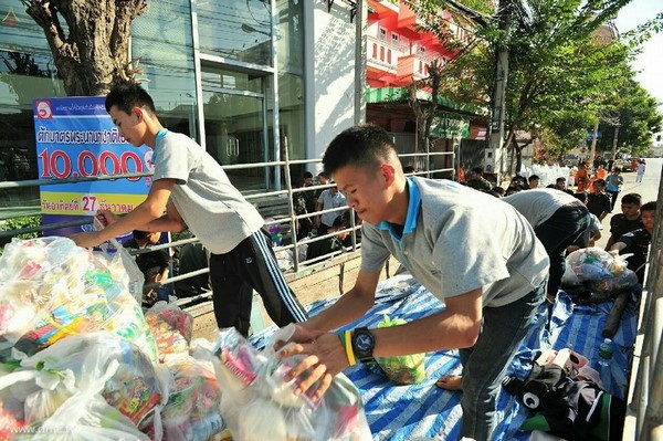 Thái Lan: Chùm ảnh 10.000 chư tôn đức Tăng già hành hương khất thực tại Chiangmai