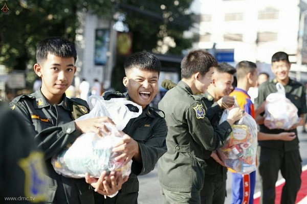Thái Lan: Chùm ảnh 10.000 chư tôn đức Tăng già hành hương khất thực tại Chiangmai
