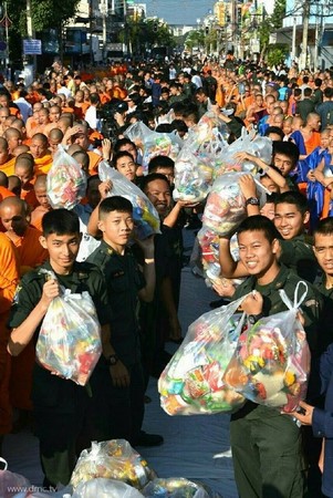 Thái Lan: Chùm ảnh 10.000 chư tôn đức Tăng già hành hương khất thực tại Chiangmai